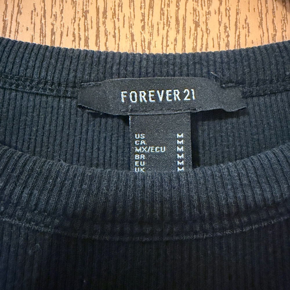 Forever 21 Black Long Sleeve Crop Top - Picture 2 of 3